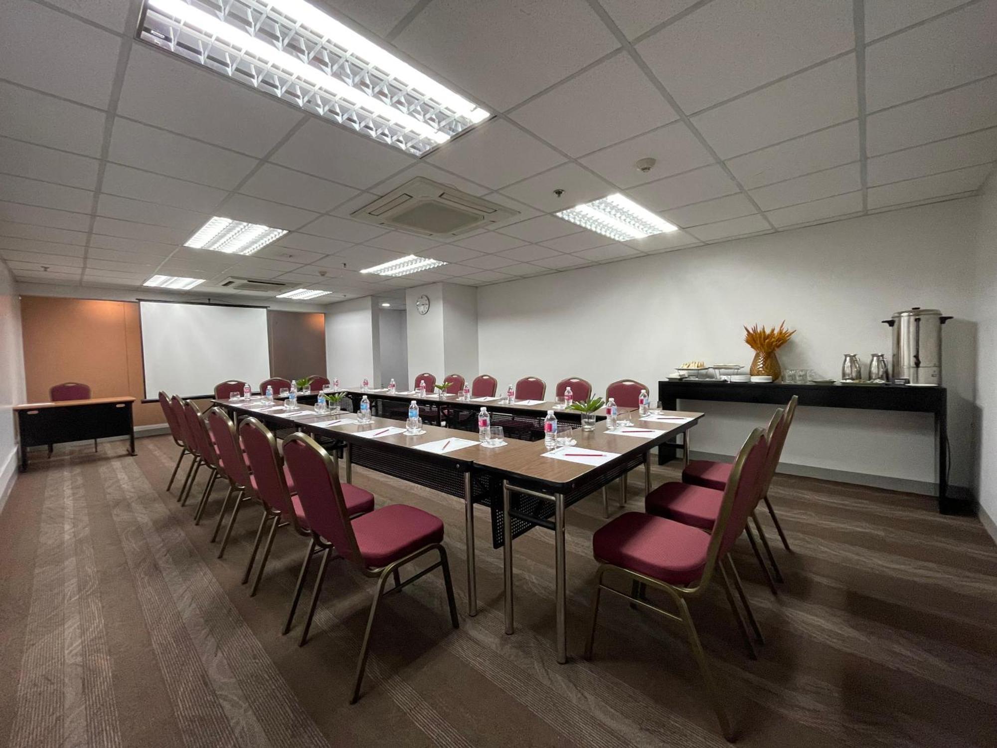 Go Hotels Plus Mandaluyong Exterior photo