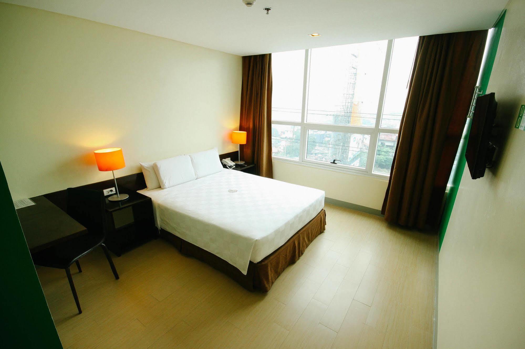 Go Hotels Plus Mandaluyong Exterior photo